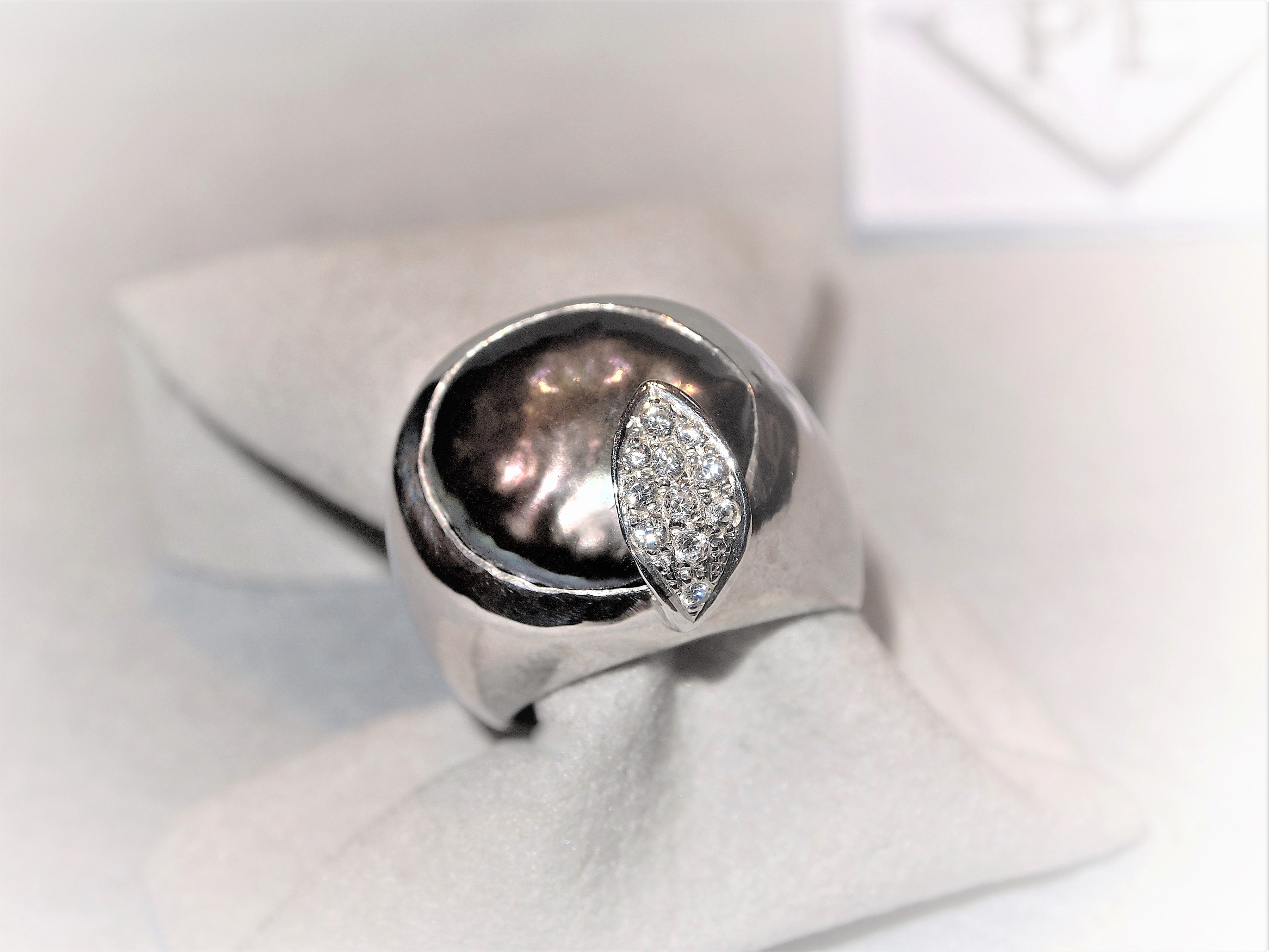 Anello in Argento 925 millesimi rodiato  con Perla nera iridescente e piccoli Diamanti.