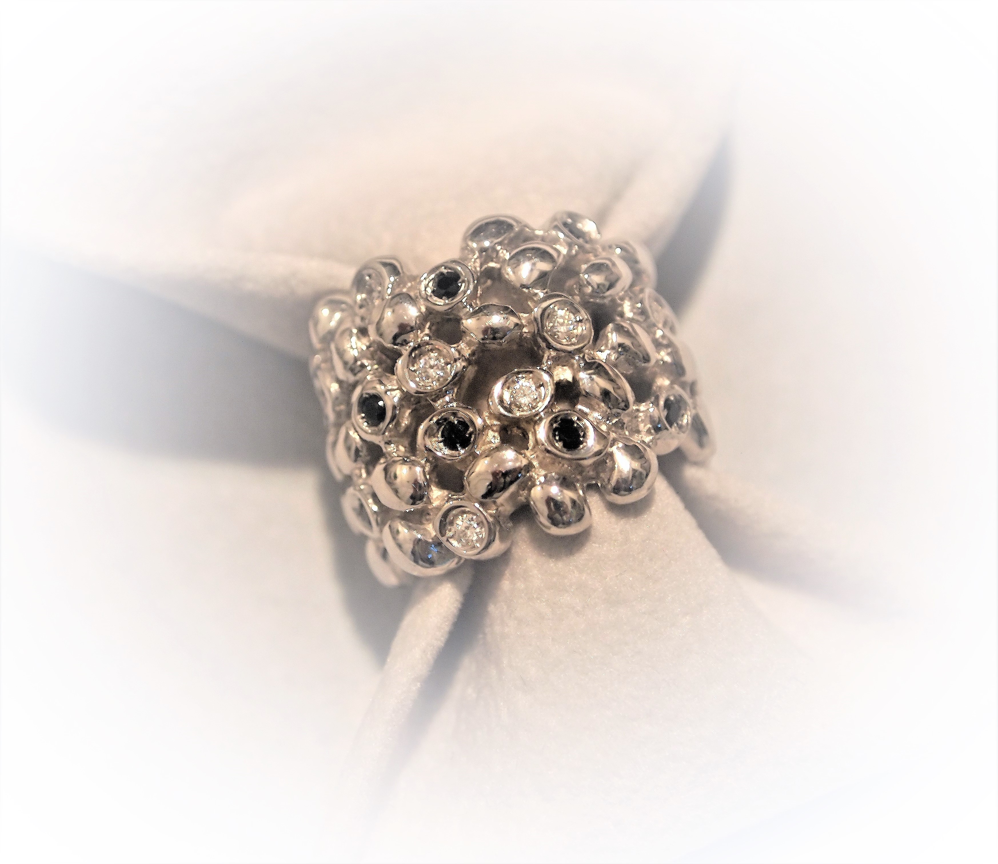 Anello in Argento 925 millesimi rodiato con piccoli Diamanti incolore e neri