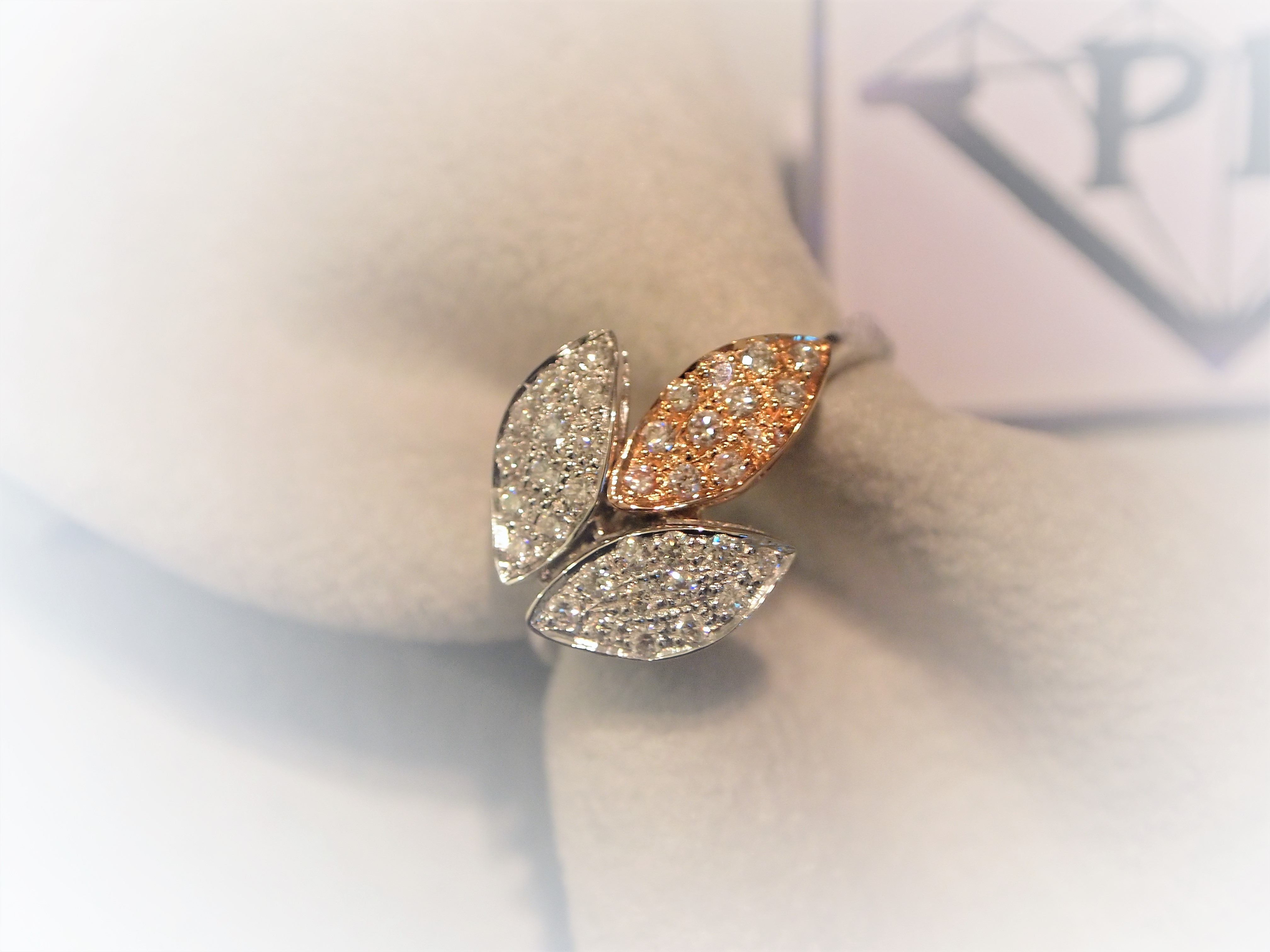 Anello in Oro 750 millesimi  bianco e rosé con piccoli Diamanti taglio a brillante.