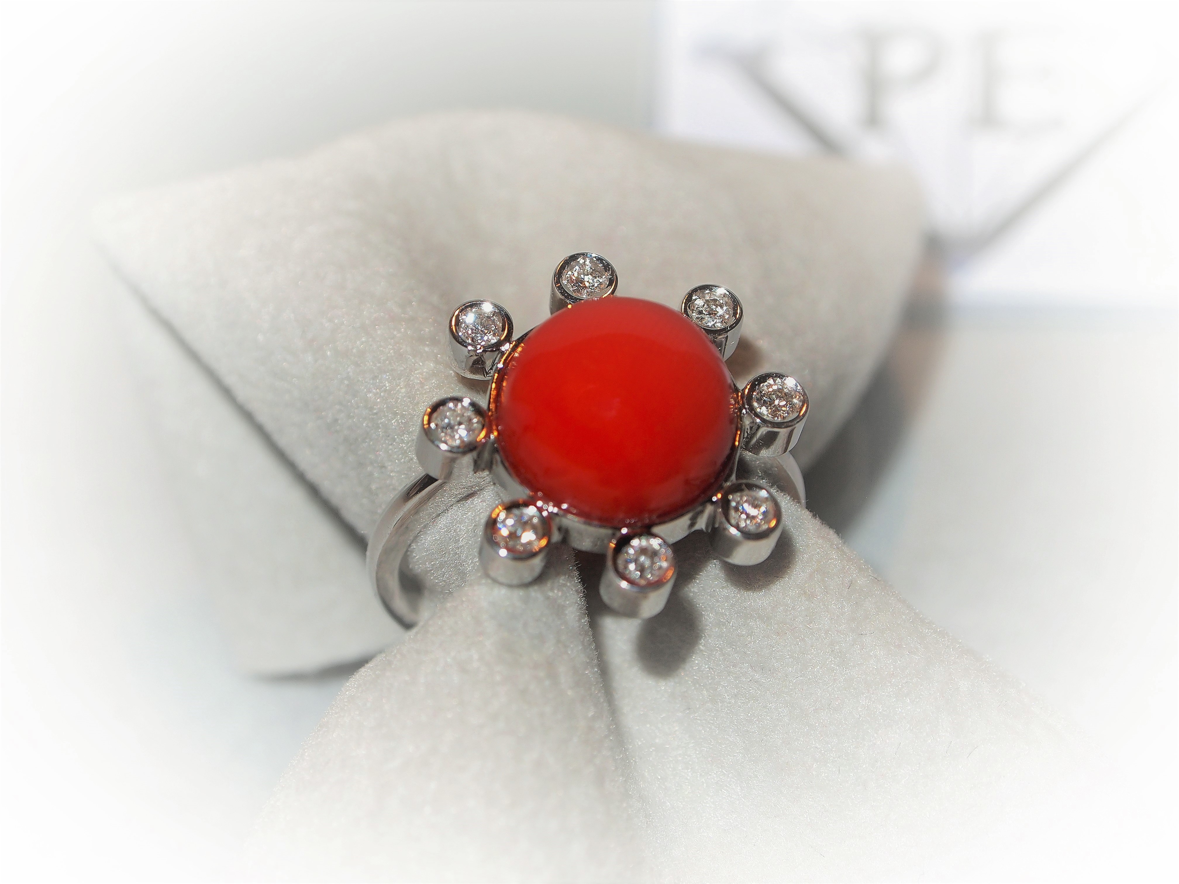 Anello in Oro 750 millesimi con Corallo taglio cabochon