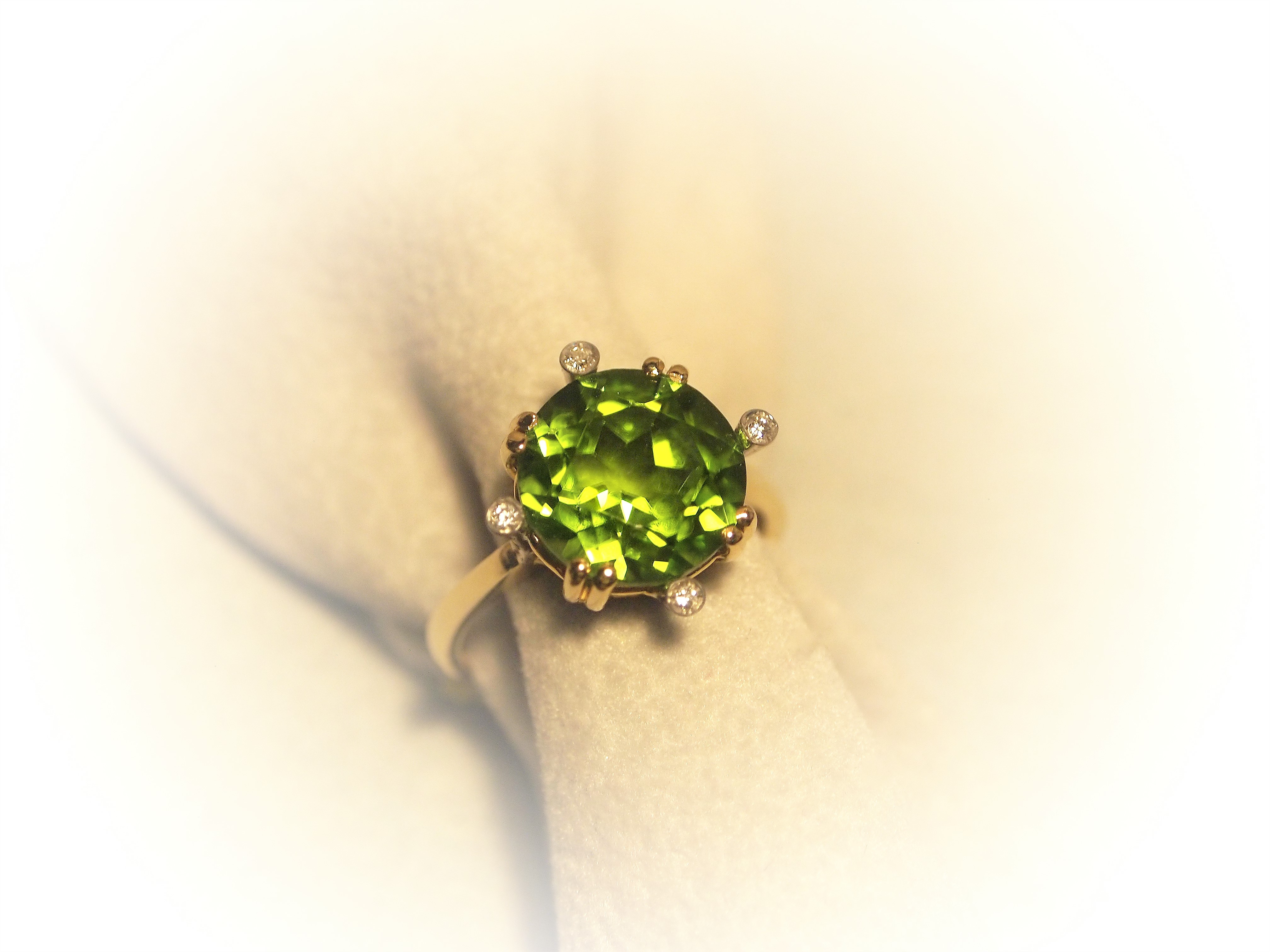 Anello in Oro 750 millesimi con Peridoto e Diamanti taglio a brillante