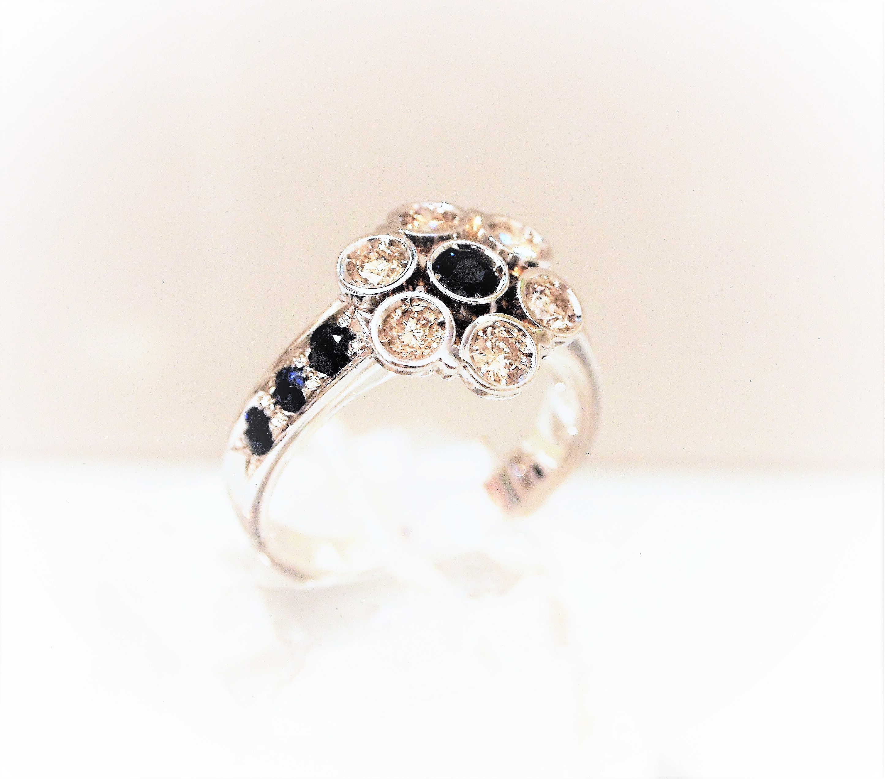 Anello in Oro 750 millesimi con Zaffiri e Diamanti champagne.