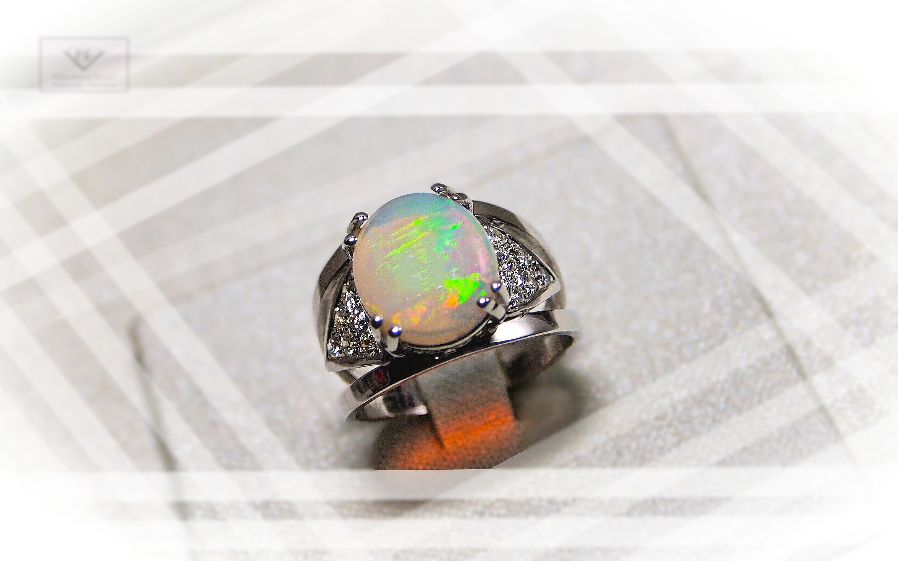 Anello in oro 750 millesimi con Opale arlecchino e Diamanti taglio a brillante