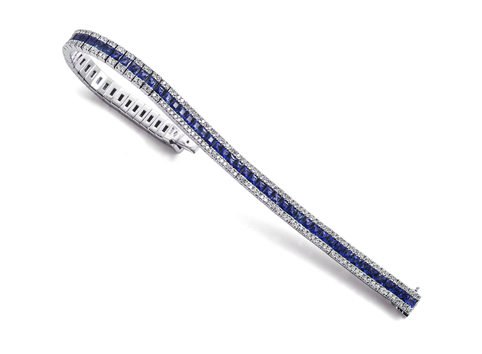 Bracciale in Oro 750 millesimi con Zaffiri naturali taglio carré e Diamanti naturali taglio a brillante.