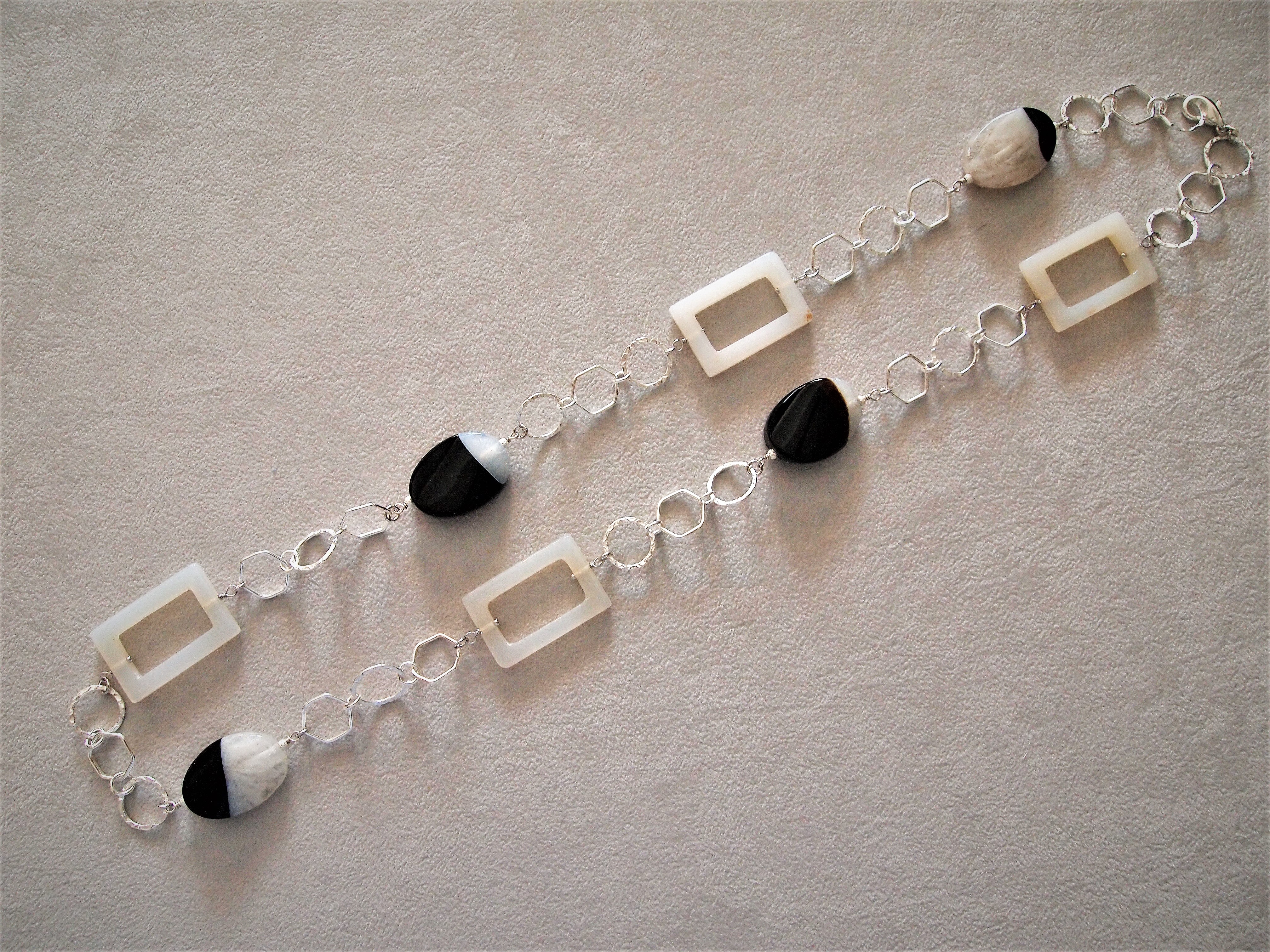 Catena in Argento 925 millesimi con Agata variegata bianca e nera e Calcedonio bianco.