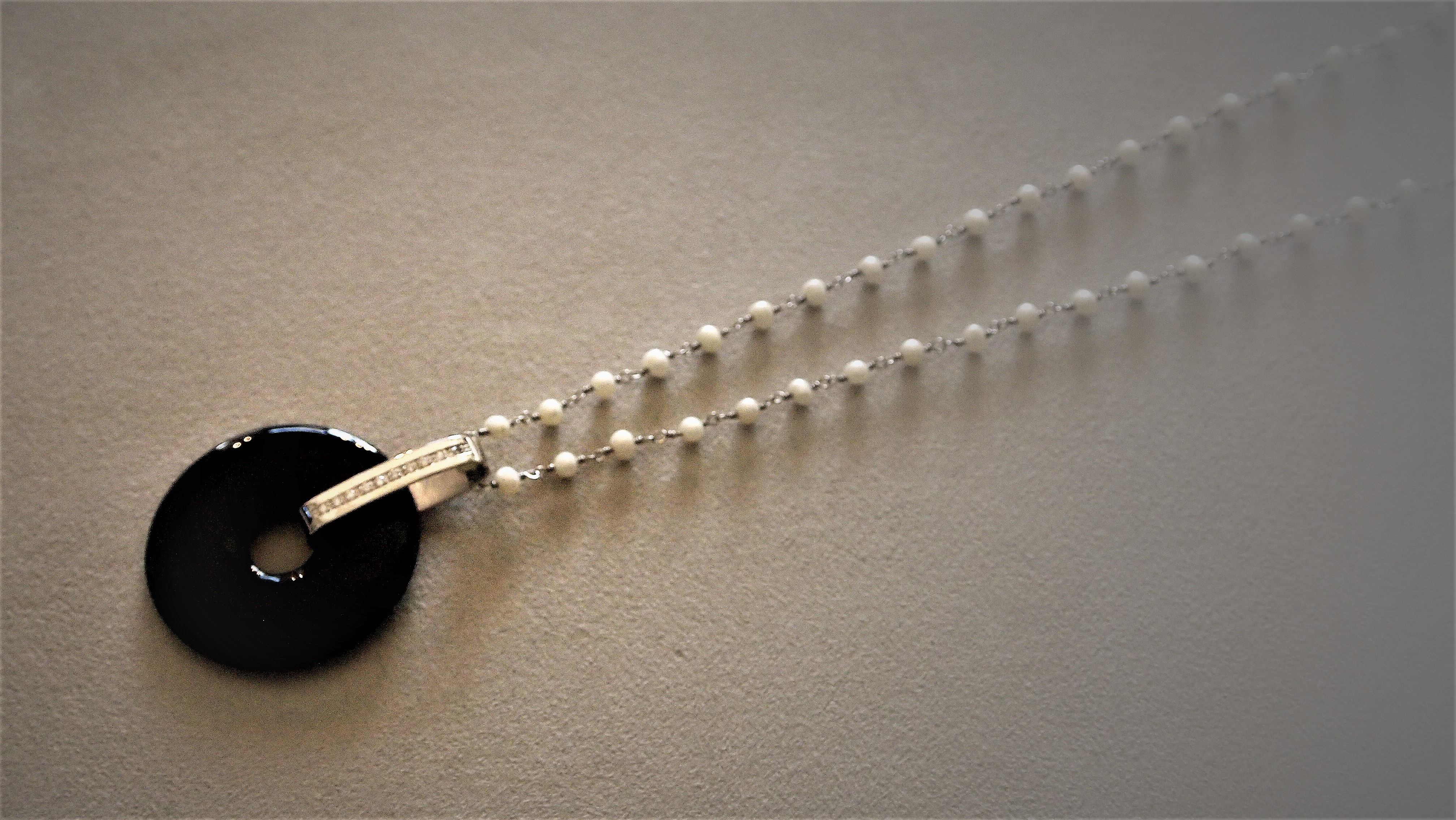 Catena in Argento 925 millesimi con Perle d'acqua dolce, Onice e Topazi incolore taglio a brillante.