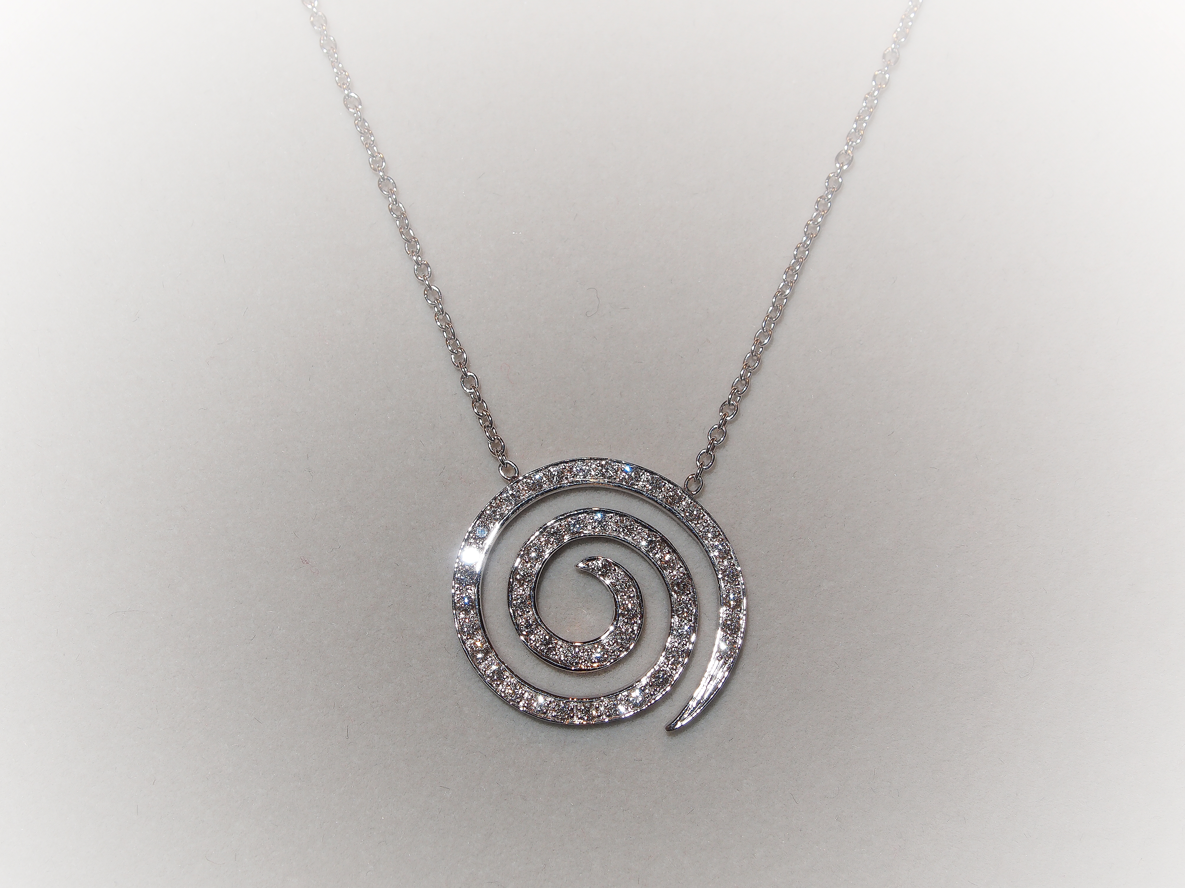 Girocollo in Oro bianco 750 millesimi con Diamanti naturali taglio a brillante.