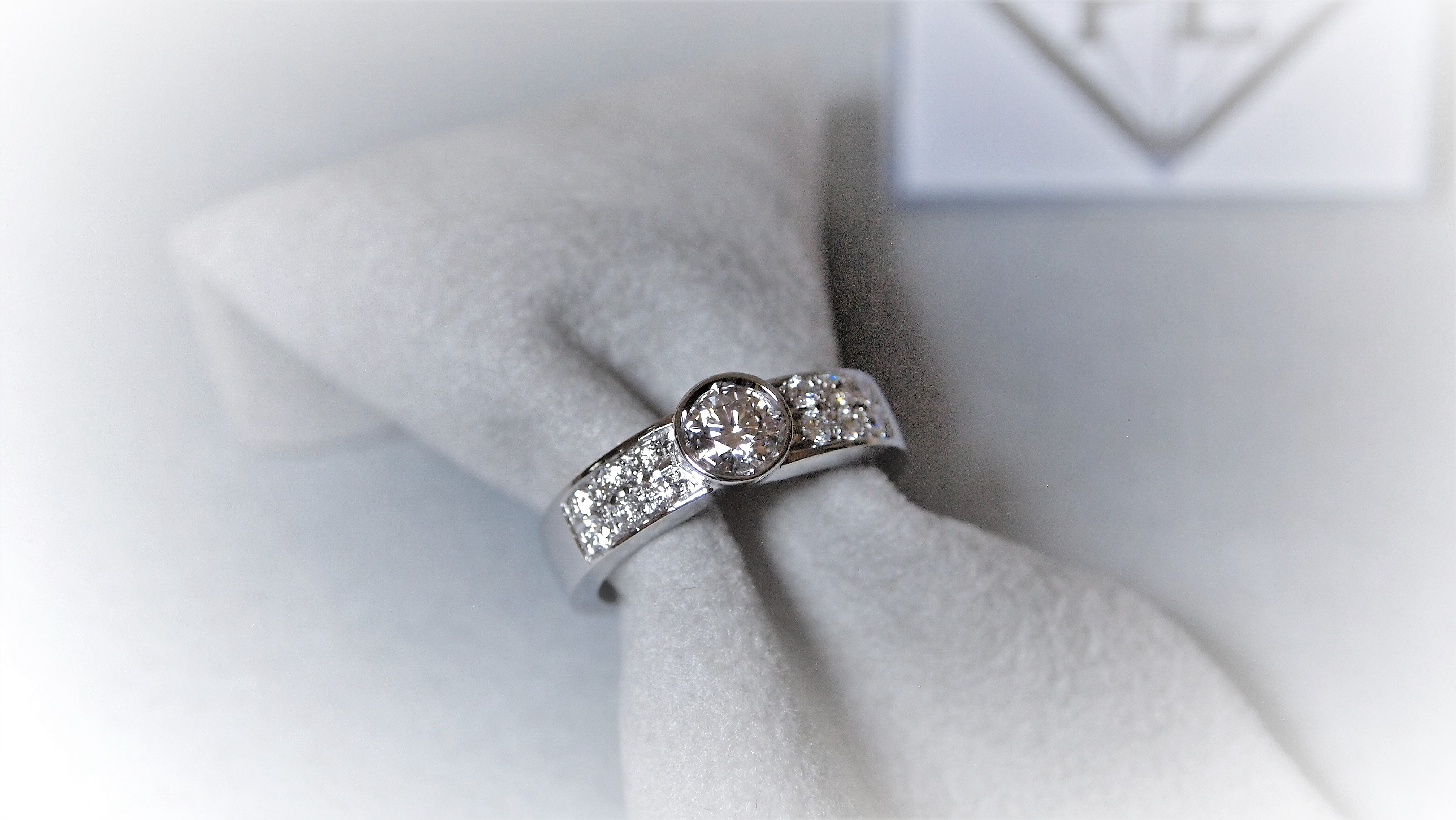 Anello in Oro 750 millesimi con Diamante grande taglio a brillante