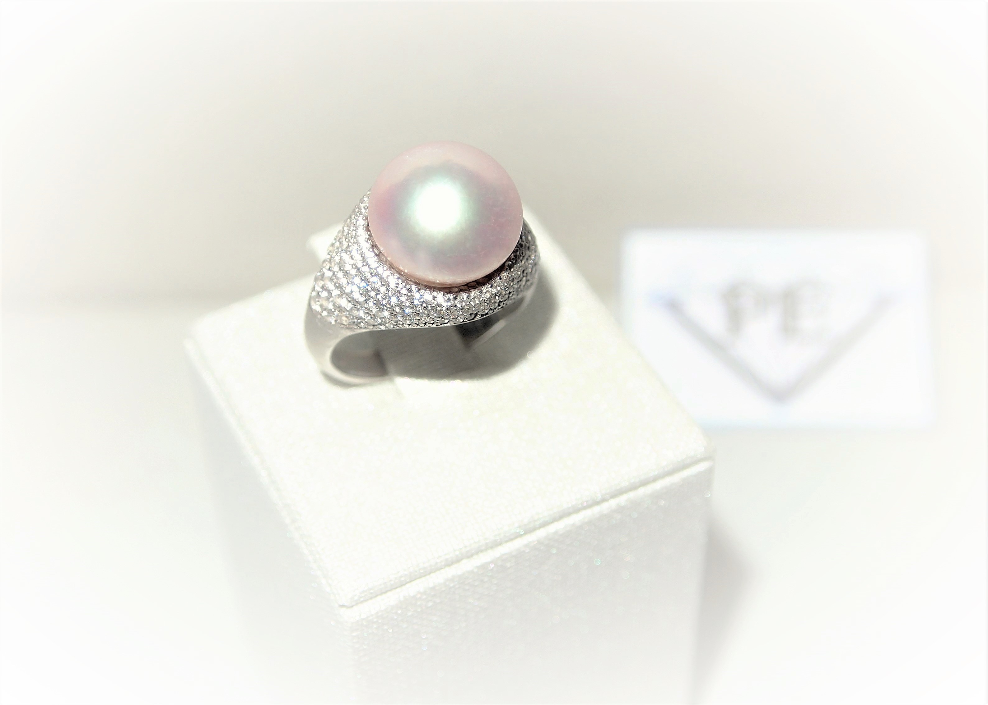 Anello in oro 750 millesimi con Perla rosé e piccoli Diamnti taglio a brillante