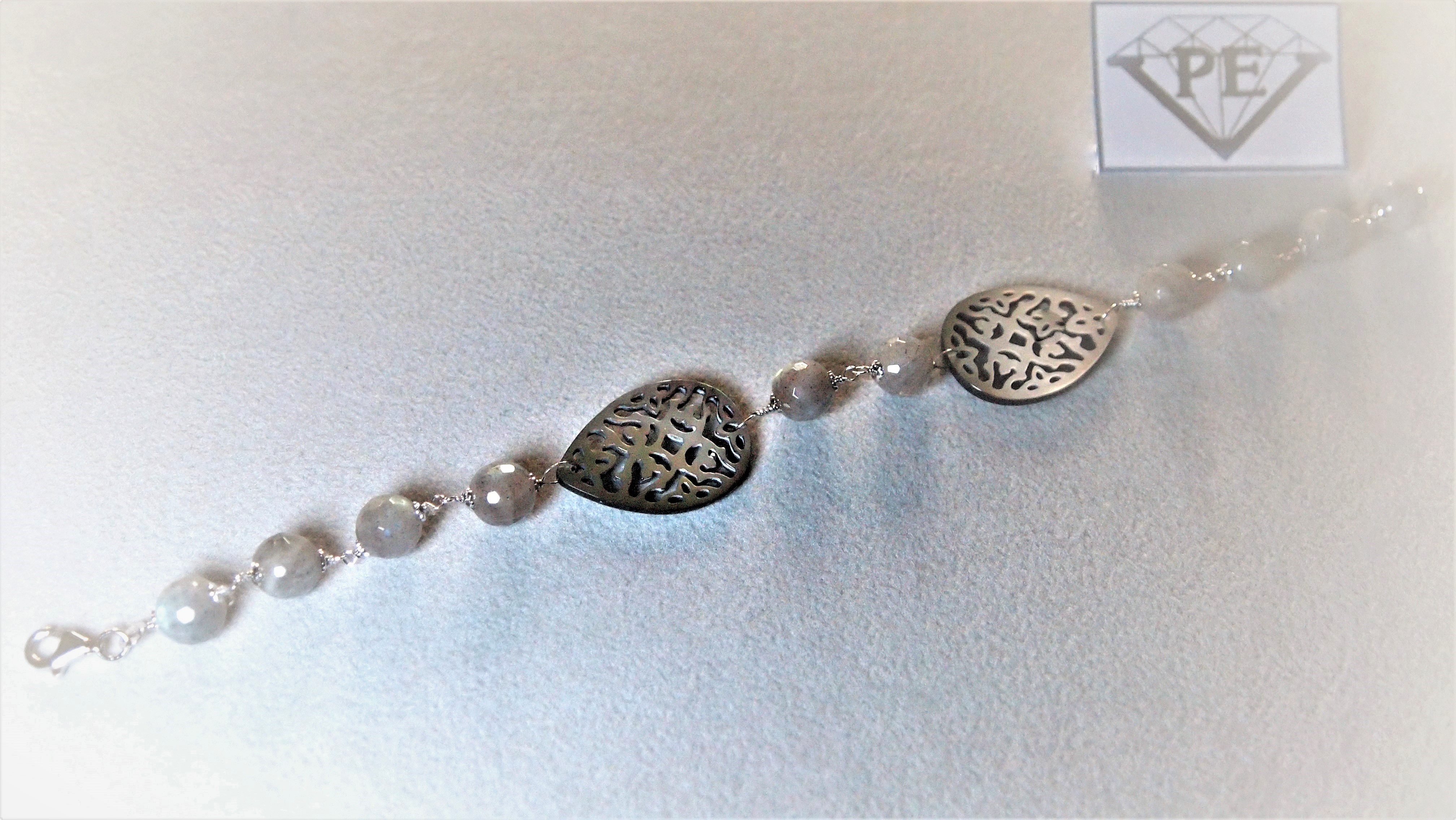 Bracciale in Oro 750 millesimi con Madreperle di Tahiti a forma di goccia traforate e incise e Labradoriti sfaccettate.