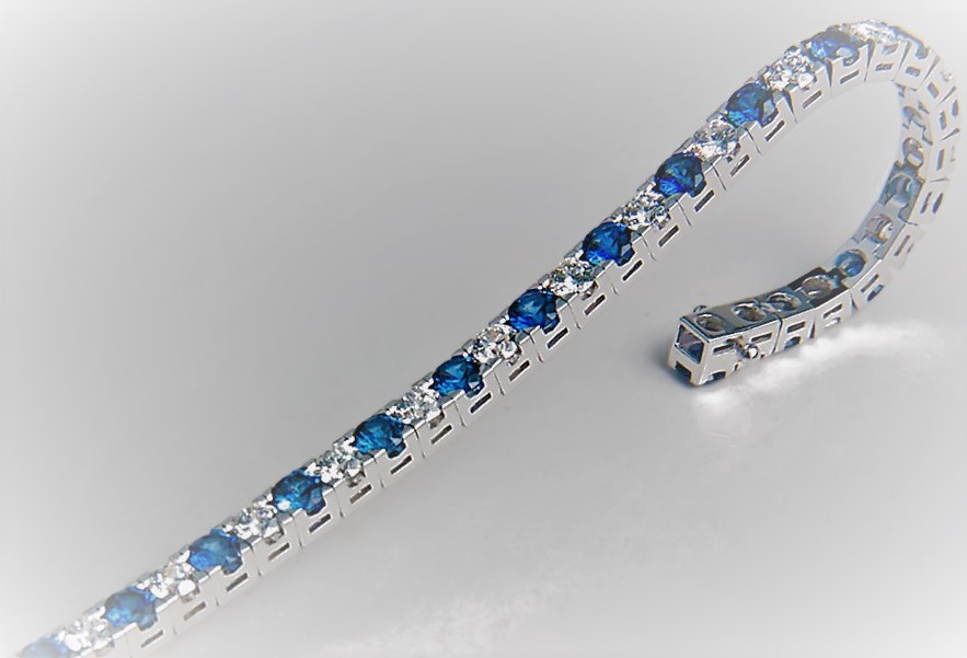 Bracciale tennis in Oro 750 millesimi con Diamanti  e Zaffiri  naturali taglio a brillante.