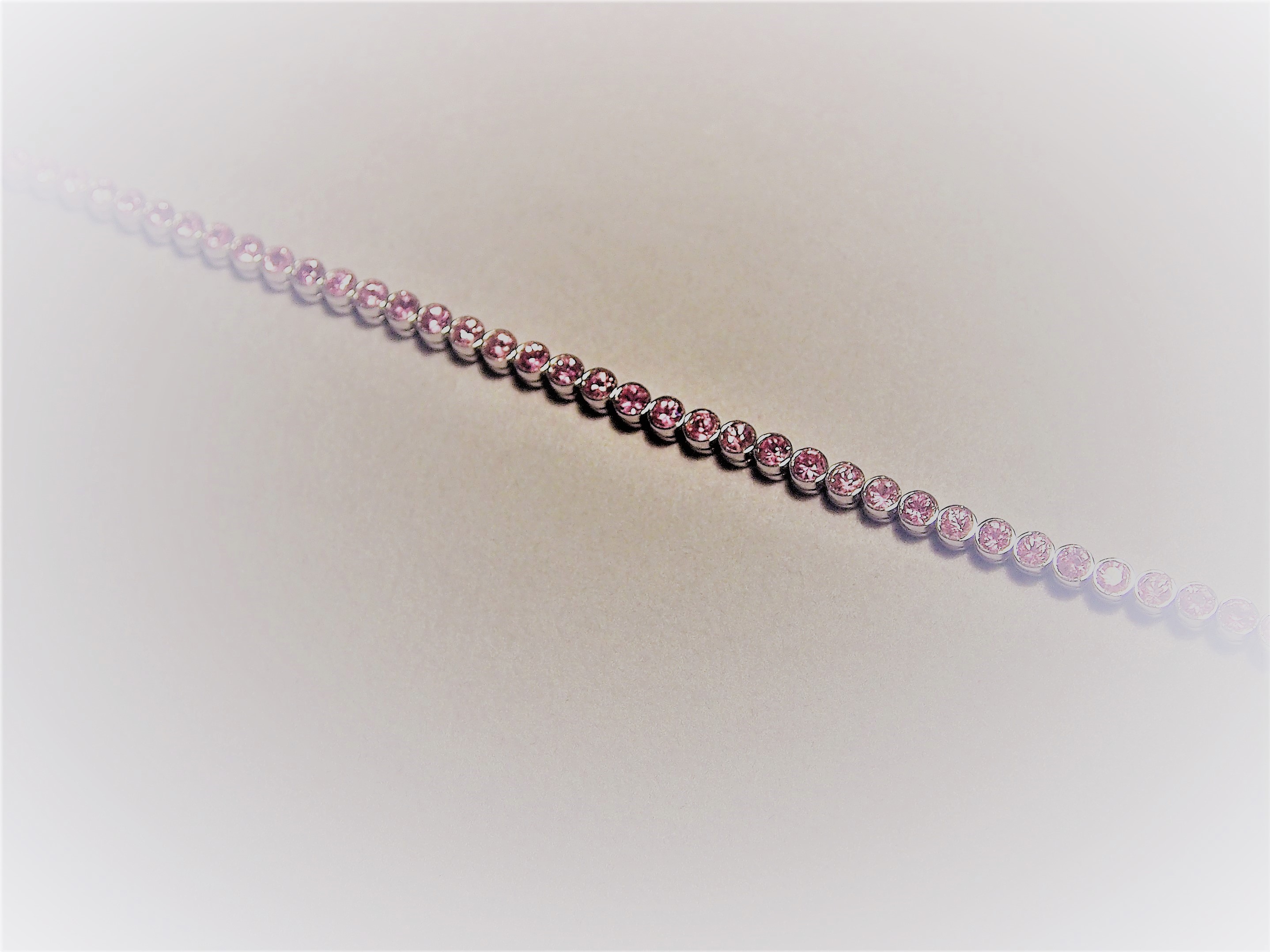 Bracciale tennis in Oro 750 millesimi con Zaffiri rosa taglio a brillante.