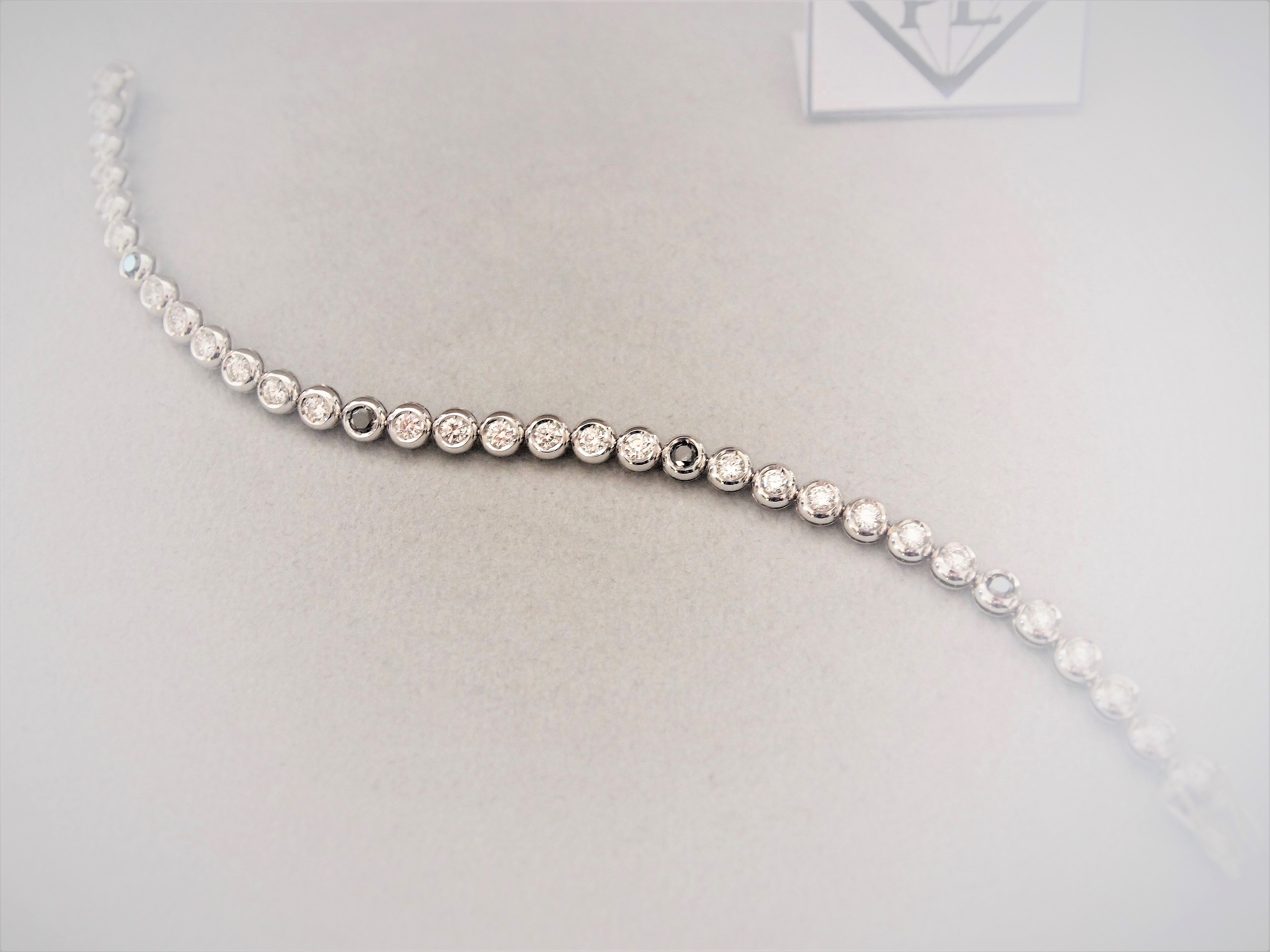 Bracciale tennis in Oro750 millesimi con Diamanti naturali incolore e neri, taglio a brillante.