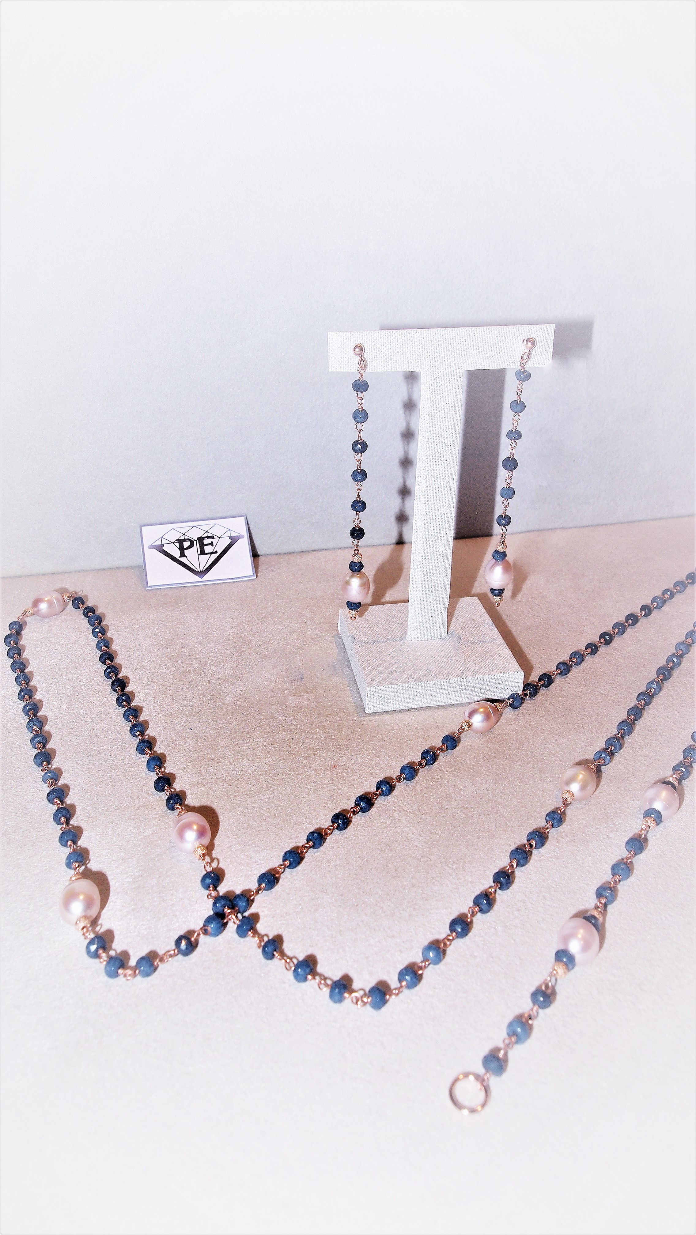 Catena, orecchini e bracciale in Argento 925 millesimi rosé, con Avventurine blu e Perle rosa.