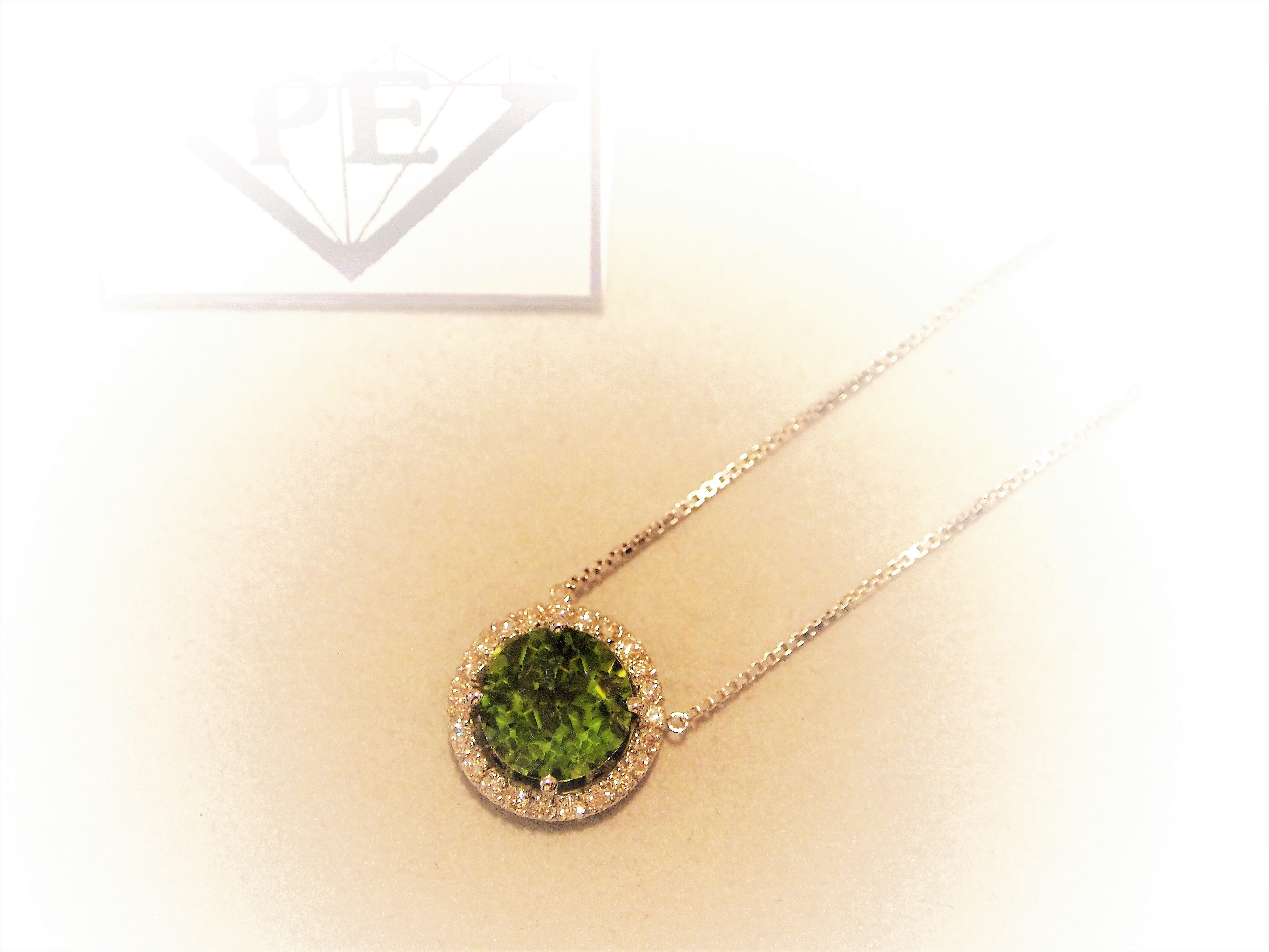 Girocollo in Oro bianco 750 millesimi con Peridoto circondato da  piccoli Diamanti naturali taglio a brillante.