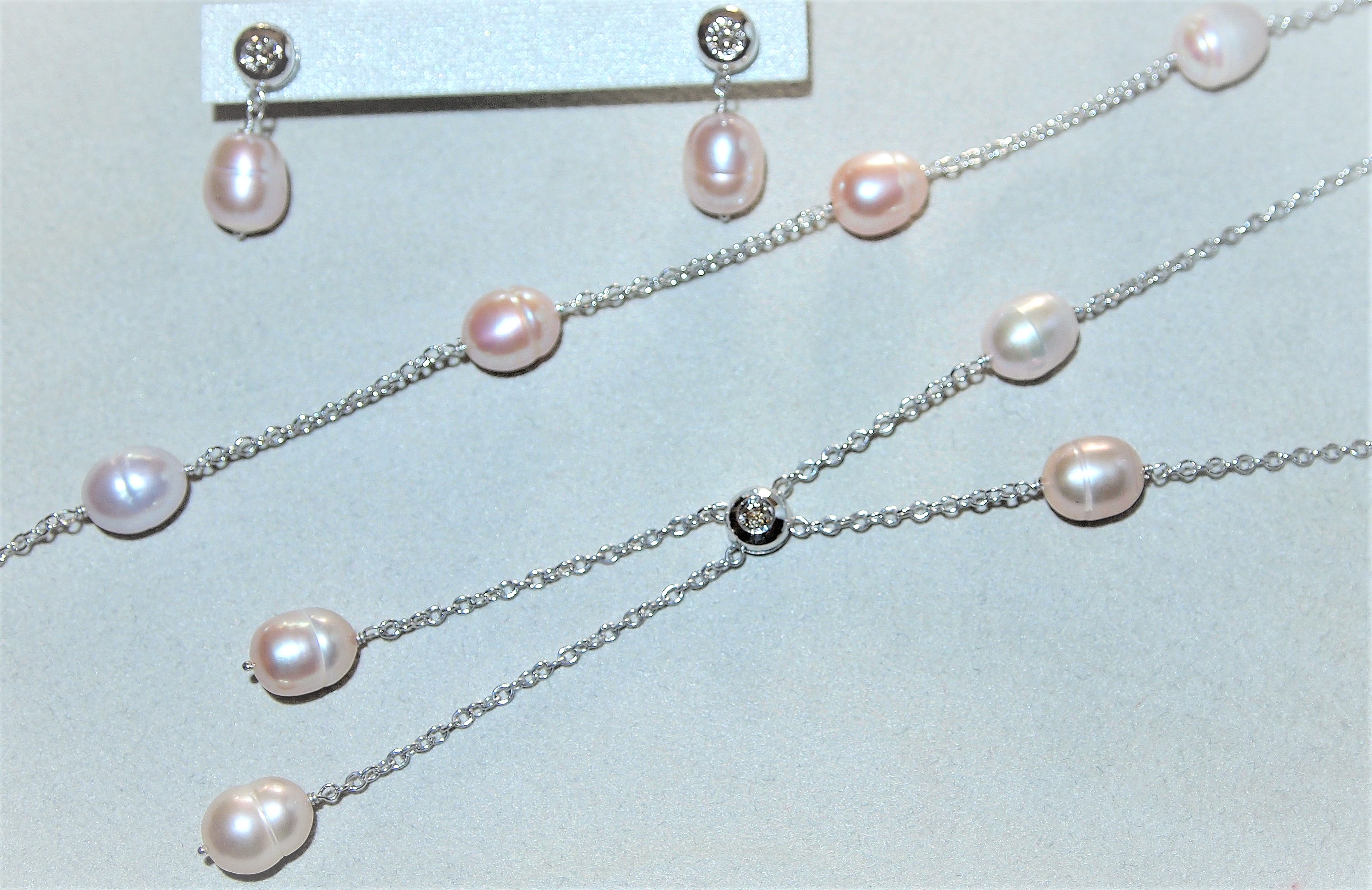 Girocollo, bracciale e orecchini in Oro 750 millesimi con Perle d'acqua dolce rosate e Diamanti naturali taglio a brillante.