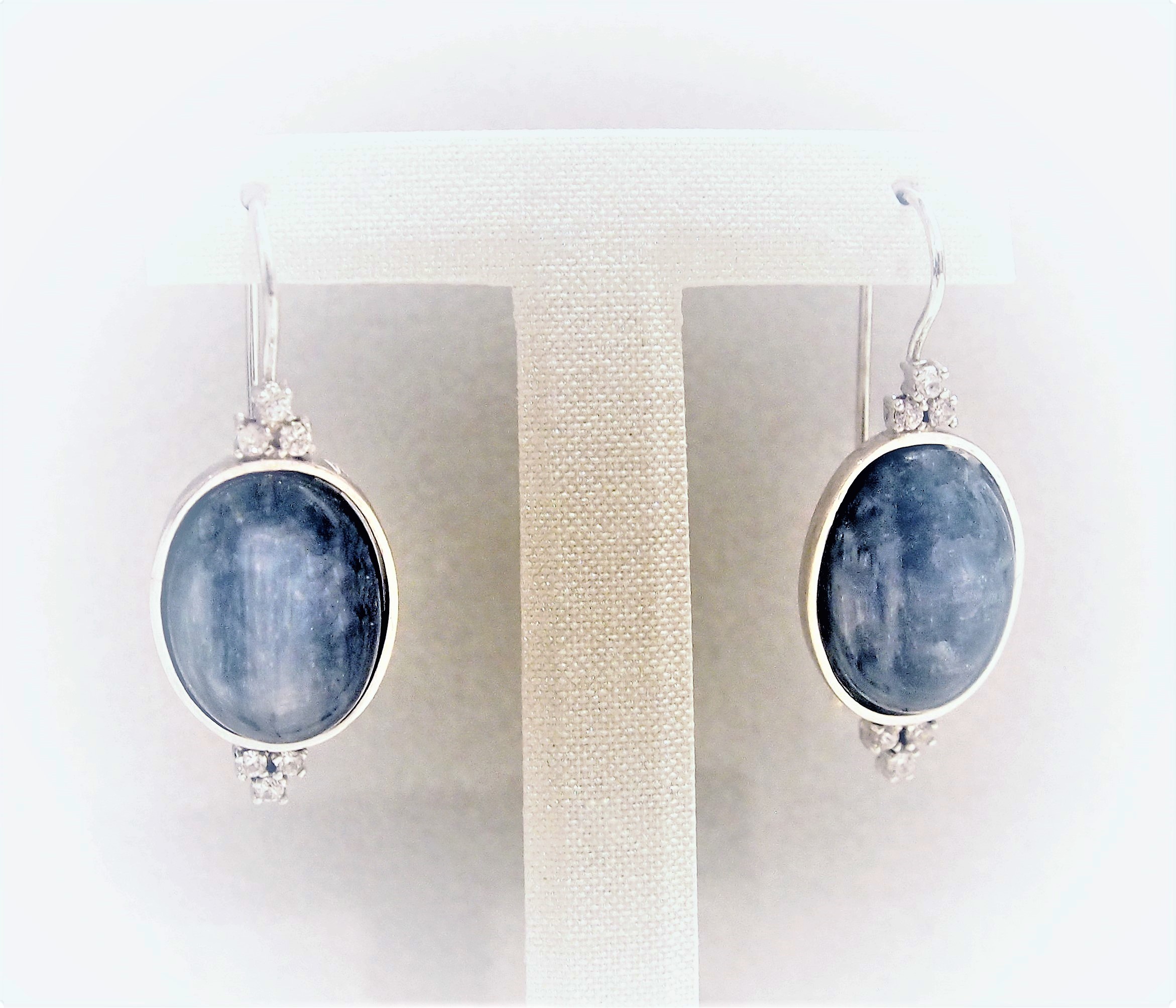 Orecchini in Argento 925 millesimi con una coppia di Cianiti taglio cabochon  e Topazi incolore taglio a brillante.