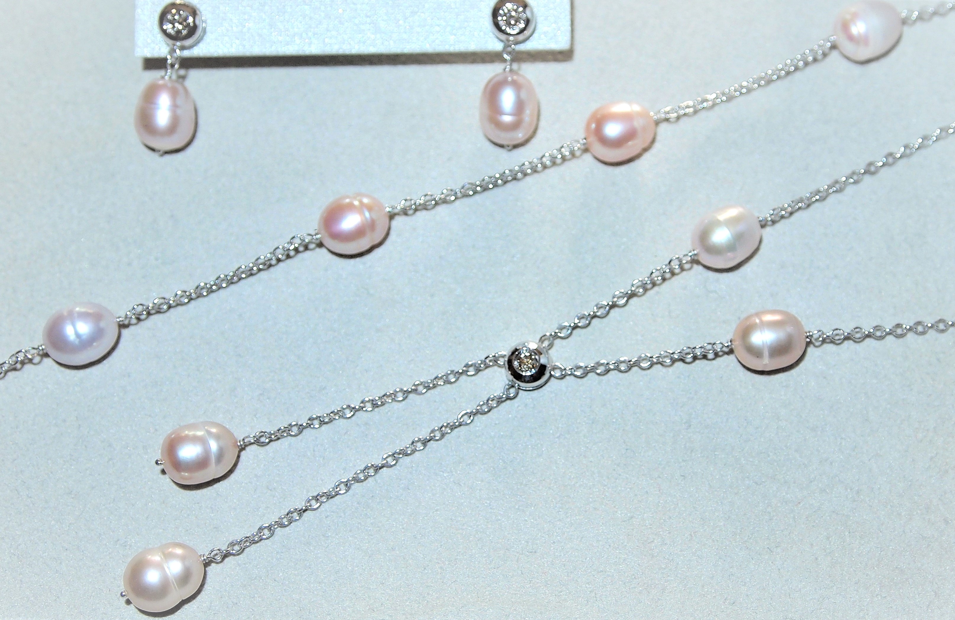 Parure in oro 750 millesimi composta da girocollo bracciale e orecchini con Perle dacqua dolce rosate e Diamanti taglio a brillante